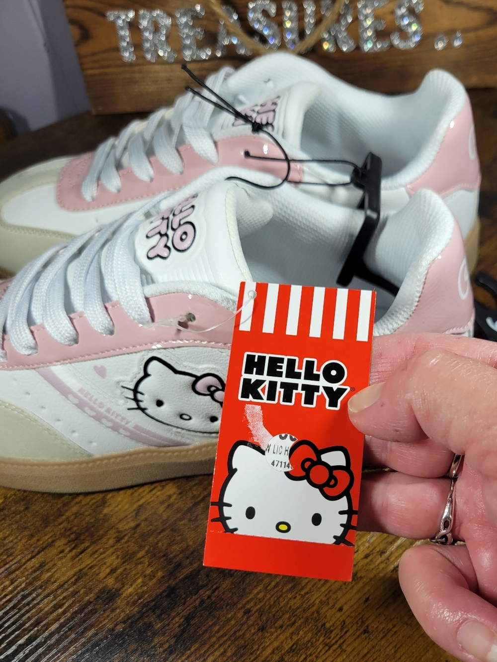 Hello Kitty White Pink Low-Profile Graphic Sneakers ladies size 9 - Picture 4 of 11